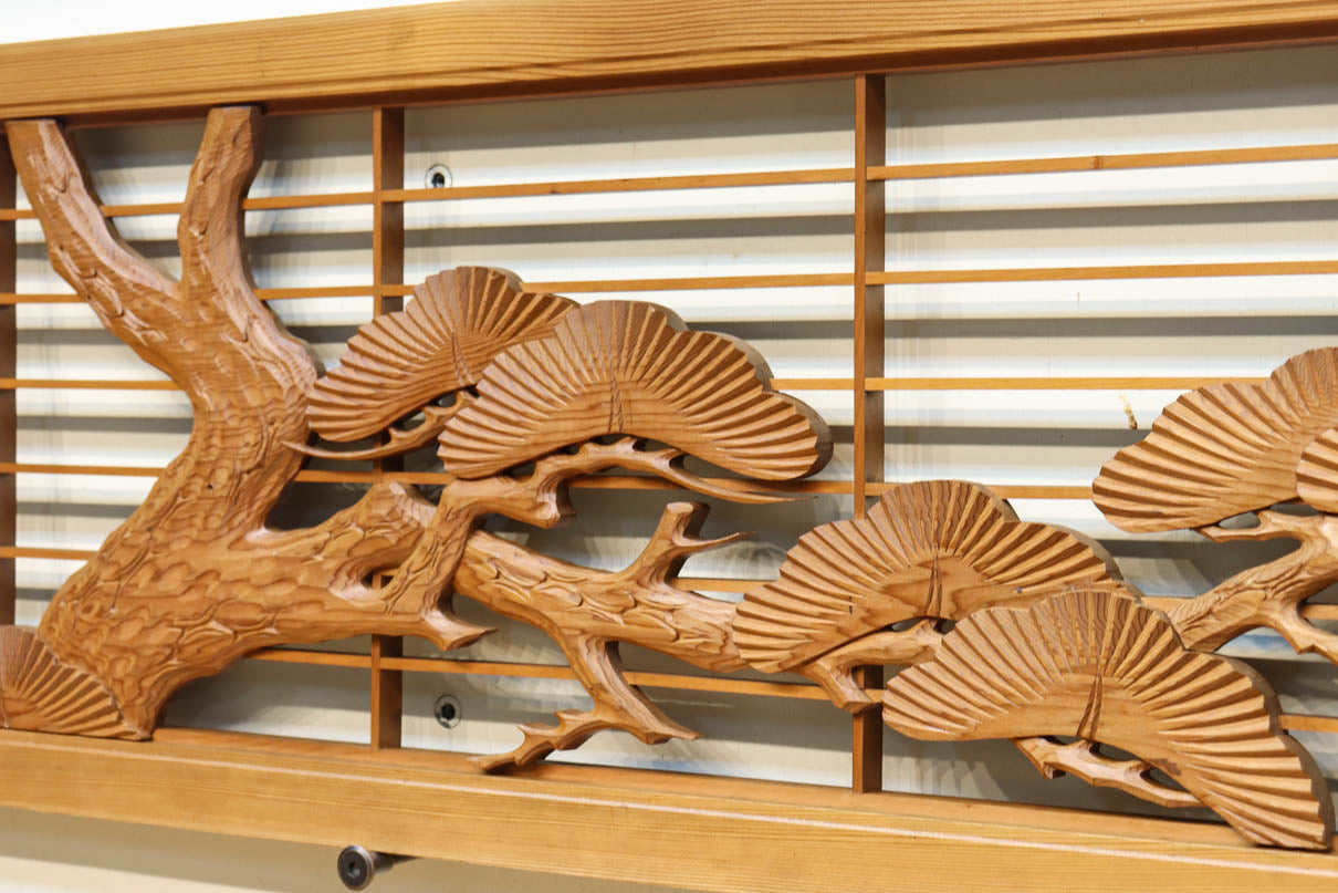 縁起の良い松の彫刻と格子を合わせた彫刻欄間　EZ2925　在庫1枚