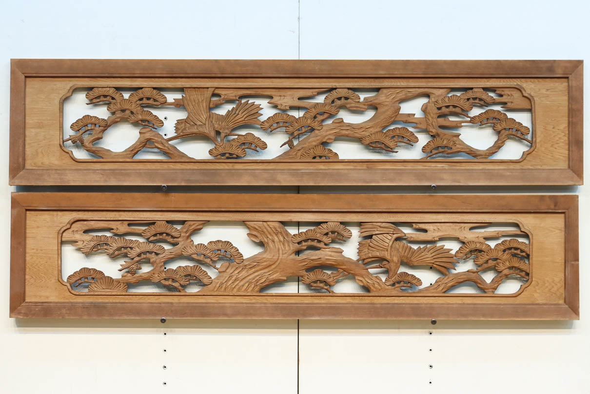 鶴と松を繊細に彫り描いて雅な面持ちある彫刻欄間　EZ2934ab　在庫(a:1 b:1)枚