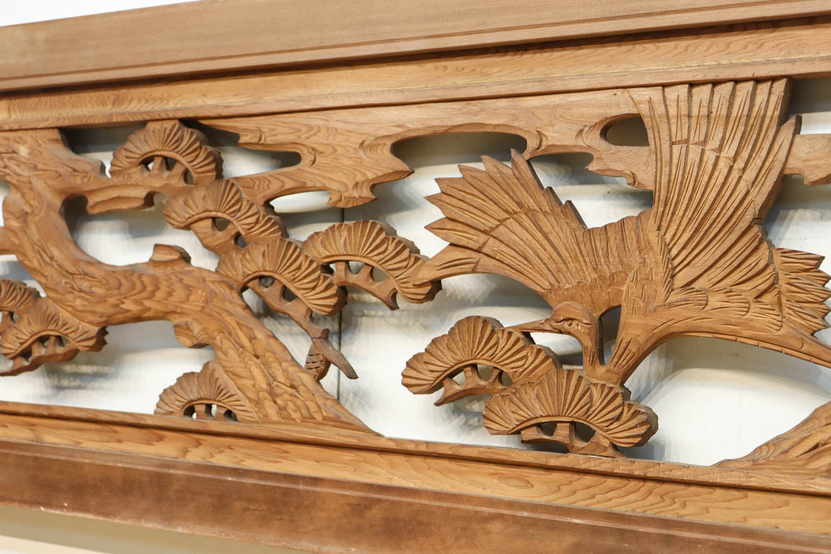 鶴と松を繊細に彫り描いて雅な面持ちある彫刻欄間　EZ2934ab　在庫(a:1 b:1)枚