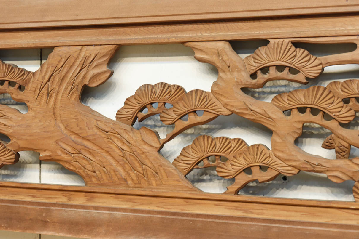 鶴と松を繊細に彫り描いて雅な面持ちある彫刻欄間　EZ2934ab　在庫(a:1 b:1)枚