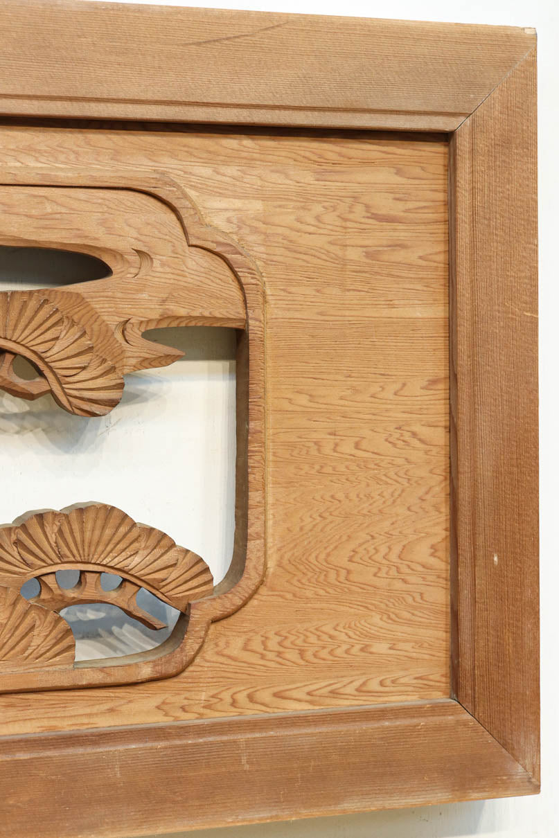 鶴と松を繊細に彫り描いて雅な面持ちある彫刻欄間　EZ2934ab　在庫(a:1 b:1)枚