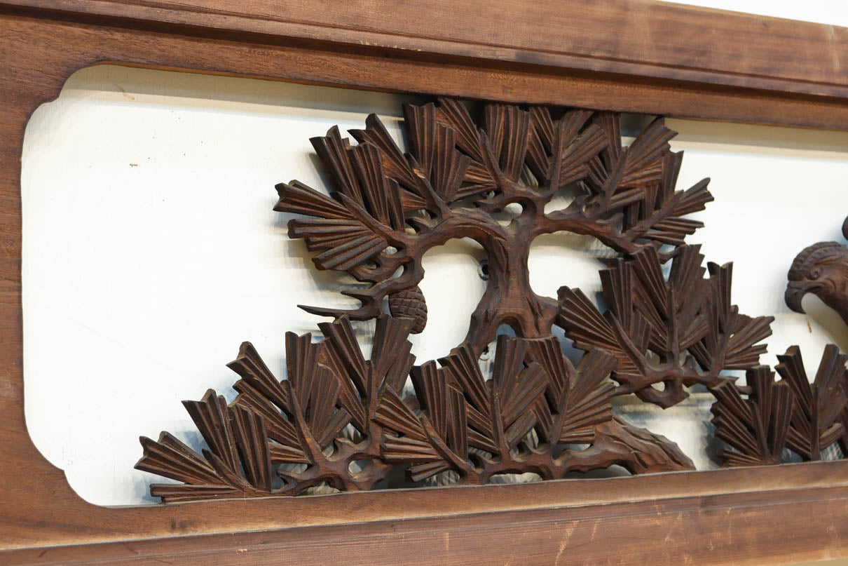 勇壮な鷹と松の絵柄が風格を感じさせる彫刻欄間　EZ2935ab　在庫(a:1 b:1)枚