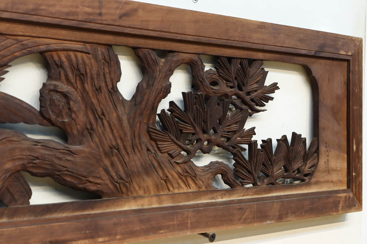 勇壮な鷹と松の絵柄が風格を感じさせる彫刻欄間　EZ2935ab　在庫(a:1 b:1)枚