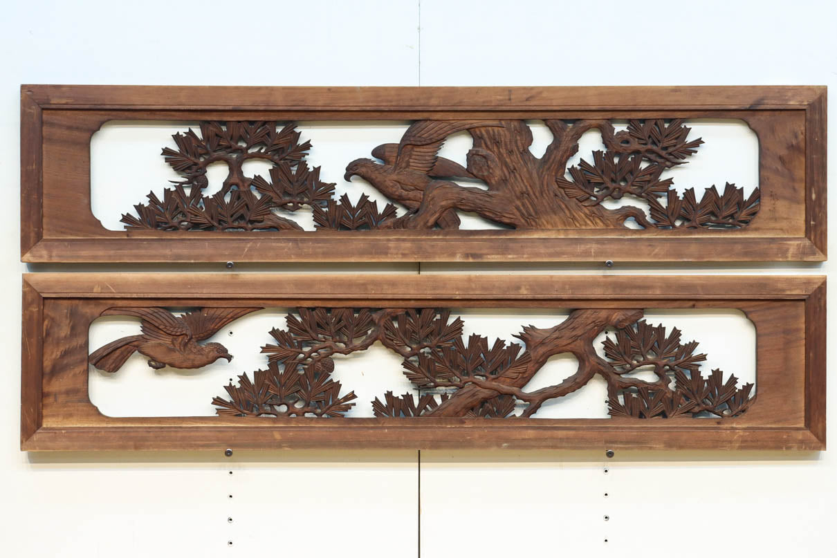 勇壮な鷹と松の絵柄が風格を感じさせる彫刻欄間　EZ2935ab　在庫(a:1 b:1)枚