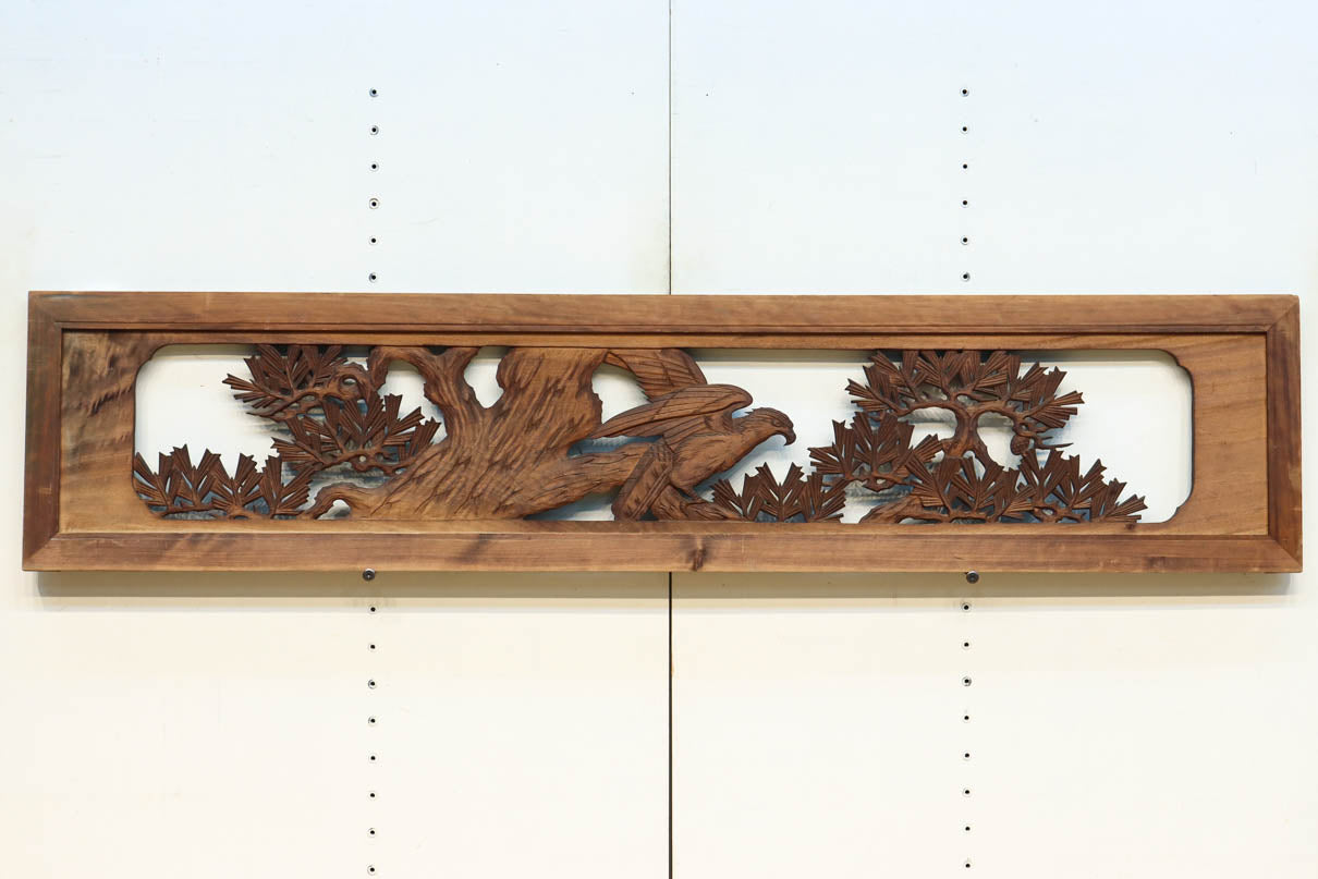 勇壮な鷹と松の絵柄が風格を感じさせる彫刻欄間　EZ2935ab　在庫(a:1 b:1)枚