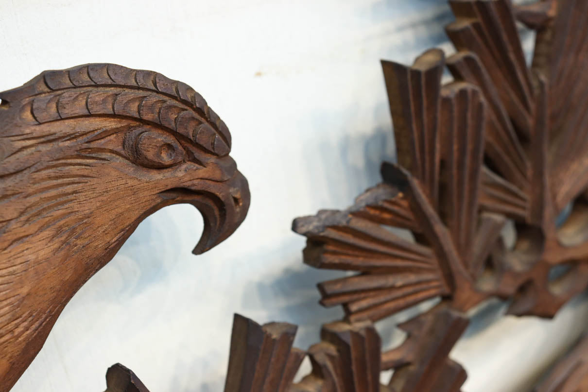 勇壮な鷹と松の絵柄が風格を感じさせる彫刻欄間　EZ2935ab　在庫(a:1 b:1)枚