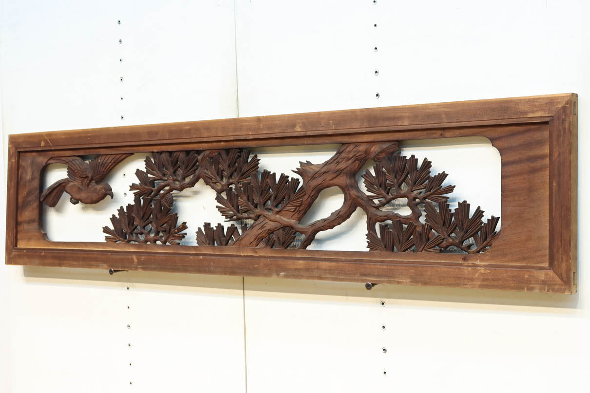 勇壮な鷹と松の絵柄が風格を感じさせる彫刻欄間　EZ2935ab　在庫(a:1 b:1)枚