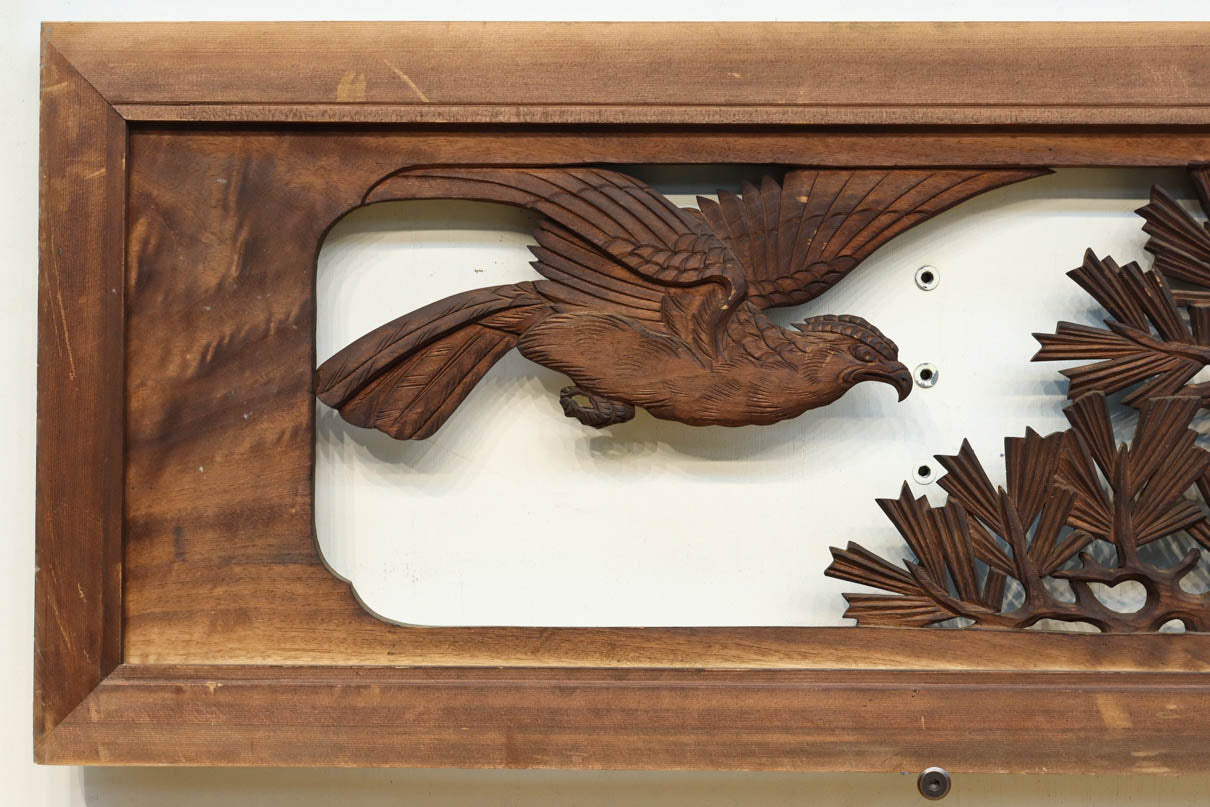 勇壮な鷹と松の絵柄が風格を感じさせる彫刻欄間　EZ2935ab　在庫(a:1 b:1)枚