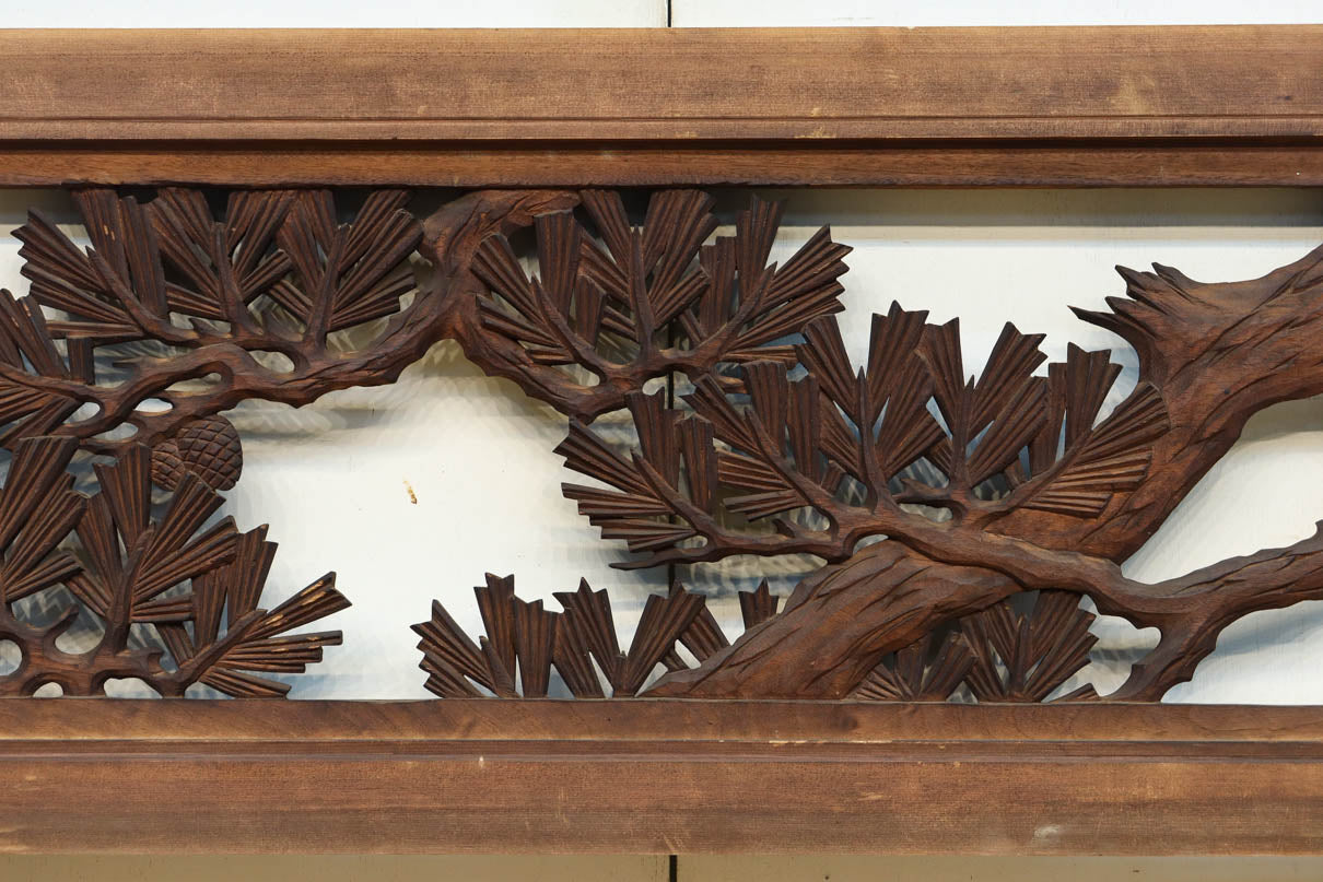 勇壮な鷹と松の絵柄が風格を感じさせる彫刻欄間　EZ2935ab　在庫(a:1 b:1)枚