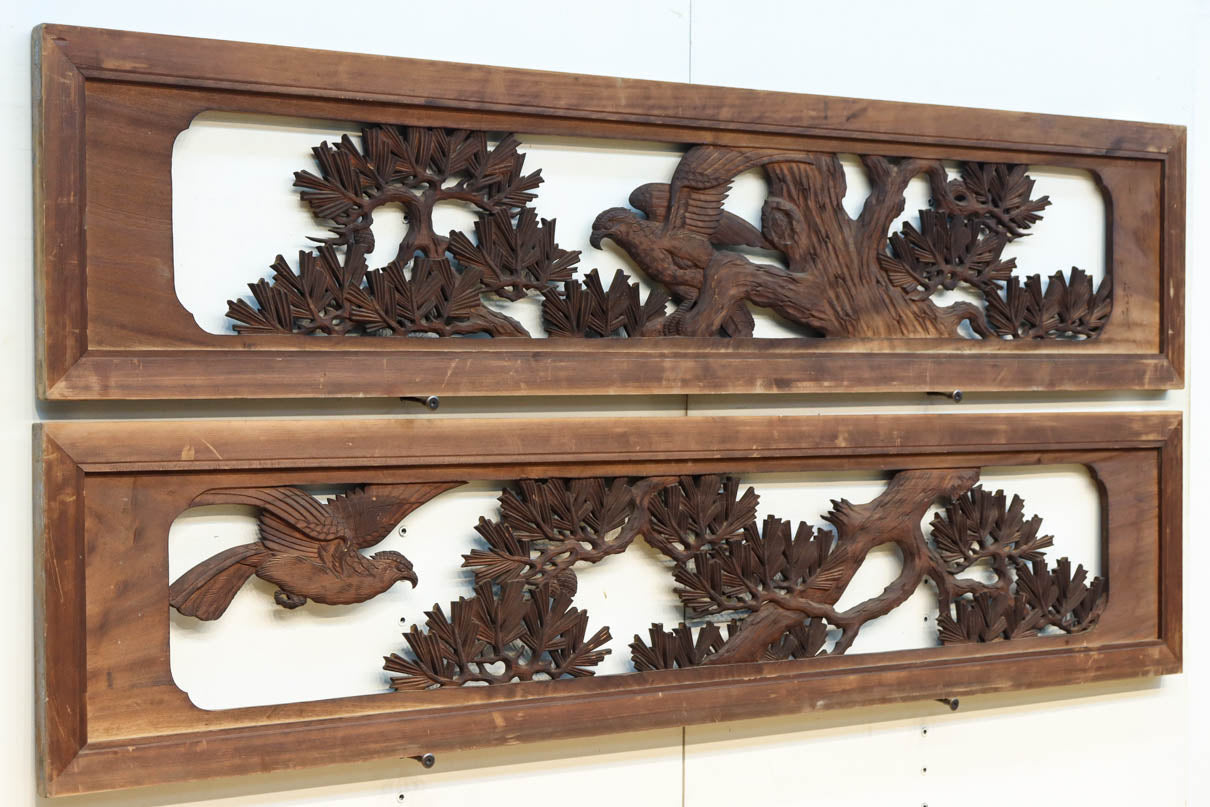 勇壮な鷹と松の絵柄が風格を感じさせる彫刻欄間　EZ2935ab　在庫(a:1 b:1)枚