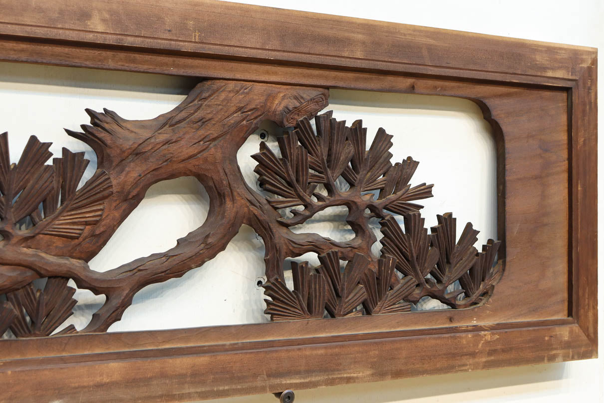 勇壮な鷹と松の絵柄が風格を感じさせる彫刻欄間　EZ2935ab　在庫(a:1 b:1)枚