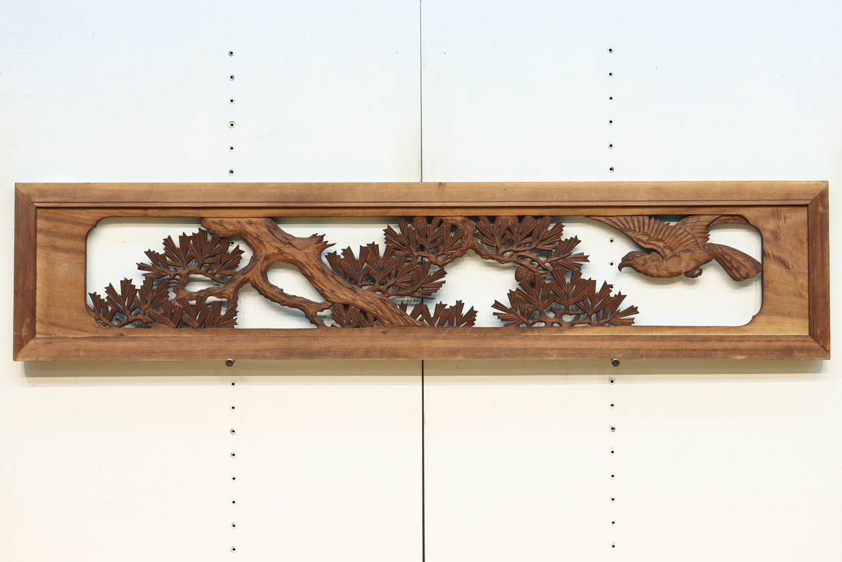 勇壮な鷹と松の絵柄が風格を感じさせる彫刻欄間　EZ2935ab　在庫(a:1 b:1)枚