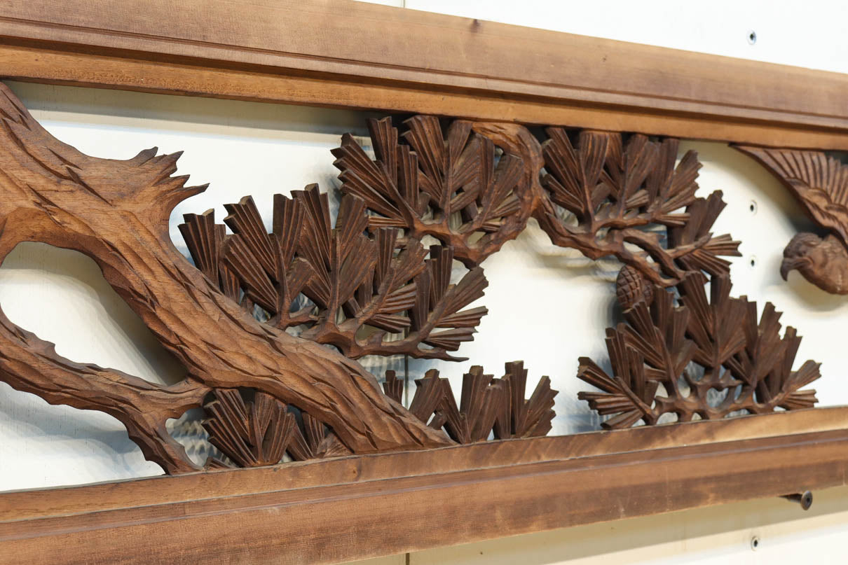 勇壮な鷹と松の絵柄が風格を感じさせる彫刻欄間　EZ2935ab　在庫(a:1 b:1)枚