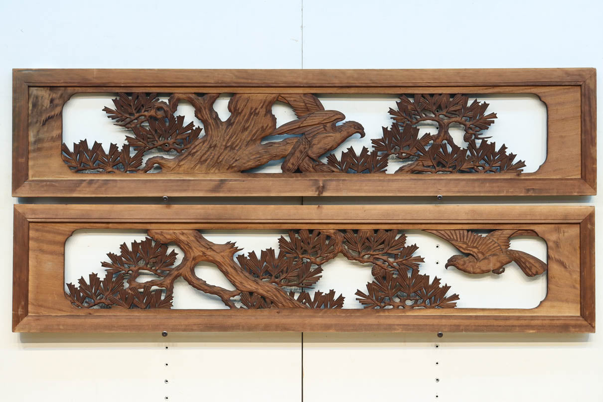 勇壮な鷹と松の絵柄が風格を感じさせる彫刻欄間　EZ2935ab　在庫(a:1 b:1)枚