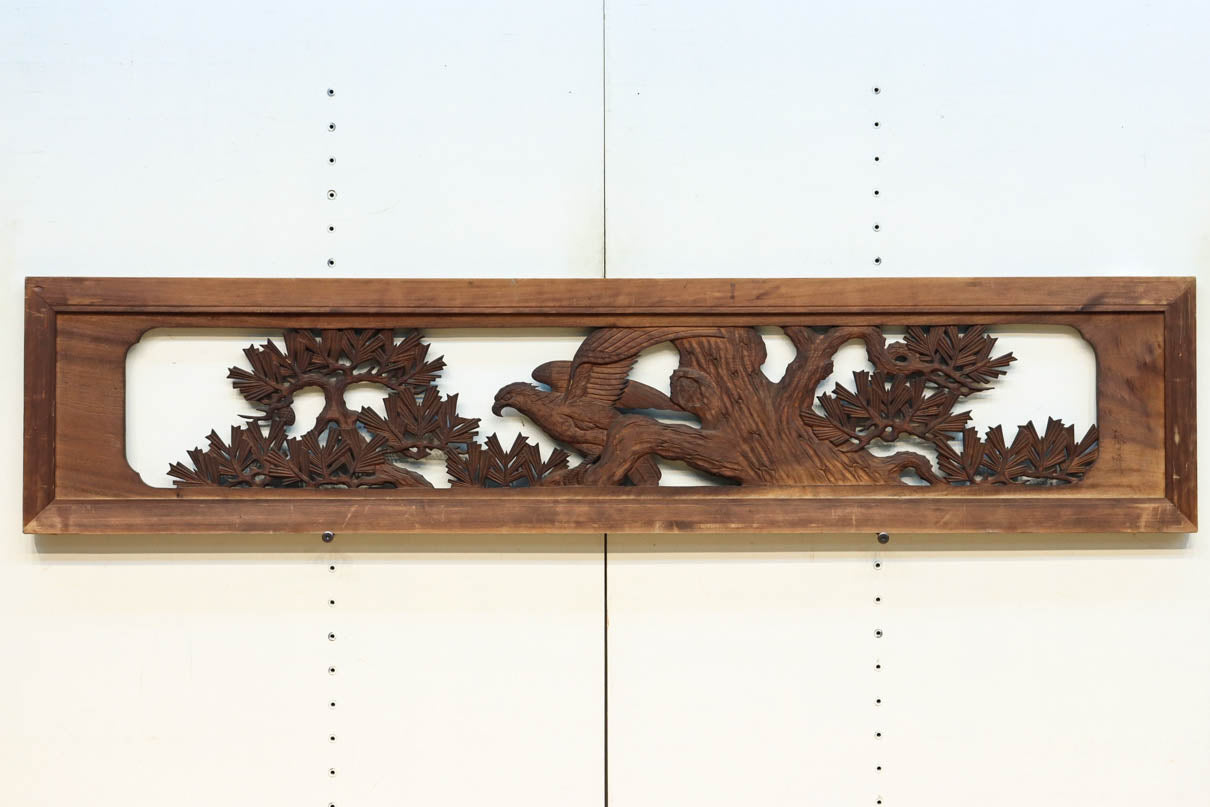 勇壮な鷹と松の絵柄が風格を感じさせる彫刻欄間　EZ2935ab　在庫(a:1 b:1)枚