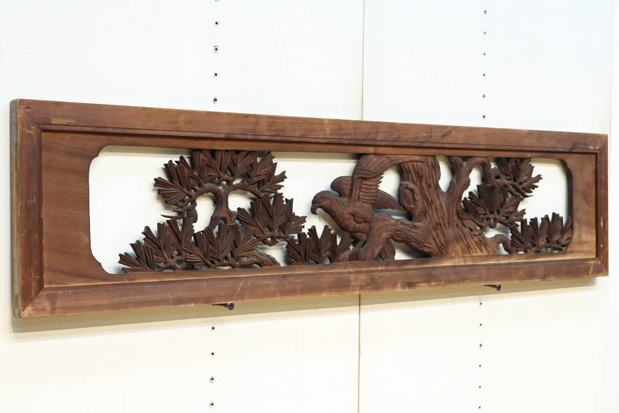 勇壮な鷹と松の絵柄が風格を感じさせる彫刻欄間　EZ2935ab　在庫(a:1 b:1)枚