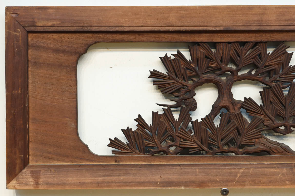 勇壮な鷹と松の絵柄が風格を感じさせる彫刻欄間　EZ2935ab　在庫(a:1 b:1)枚