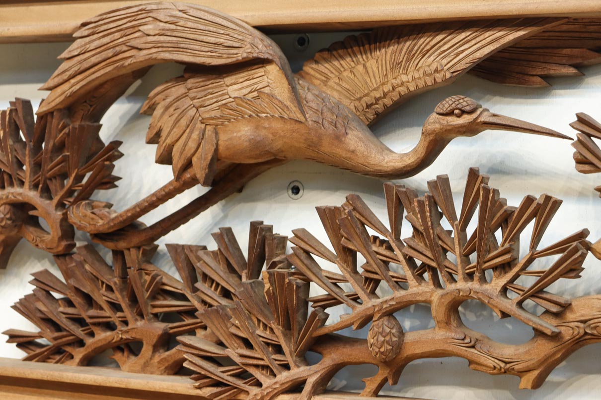 見事な枝ぶりの松と飛翔する鶴の美しい姿を描いた彫刻欄間　EZ2937　在庫1枚