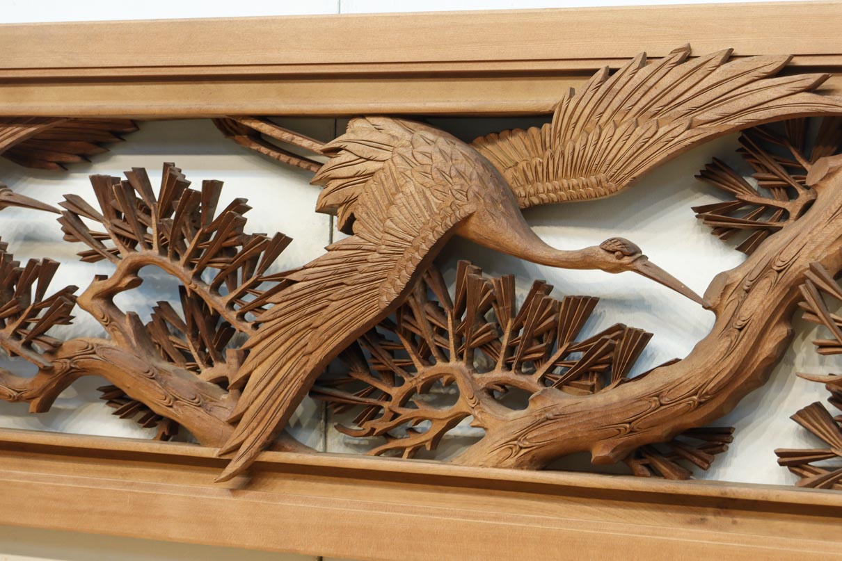 見事な枝ぶりの松と飛翔する鶴の美しい姿を描いた彫刻欄間　EZ2937　在庫1枚