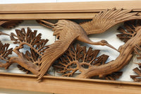 見事な枝ぶりの松と飛翔する鶴の美しい姿を描いた彫刻欄間　EZ2937　在庫1枚