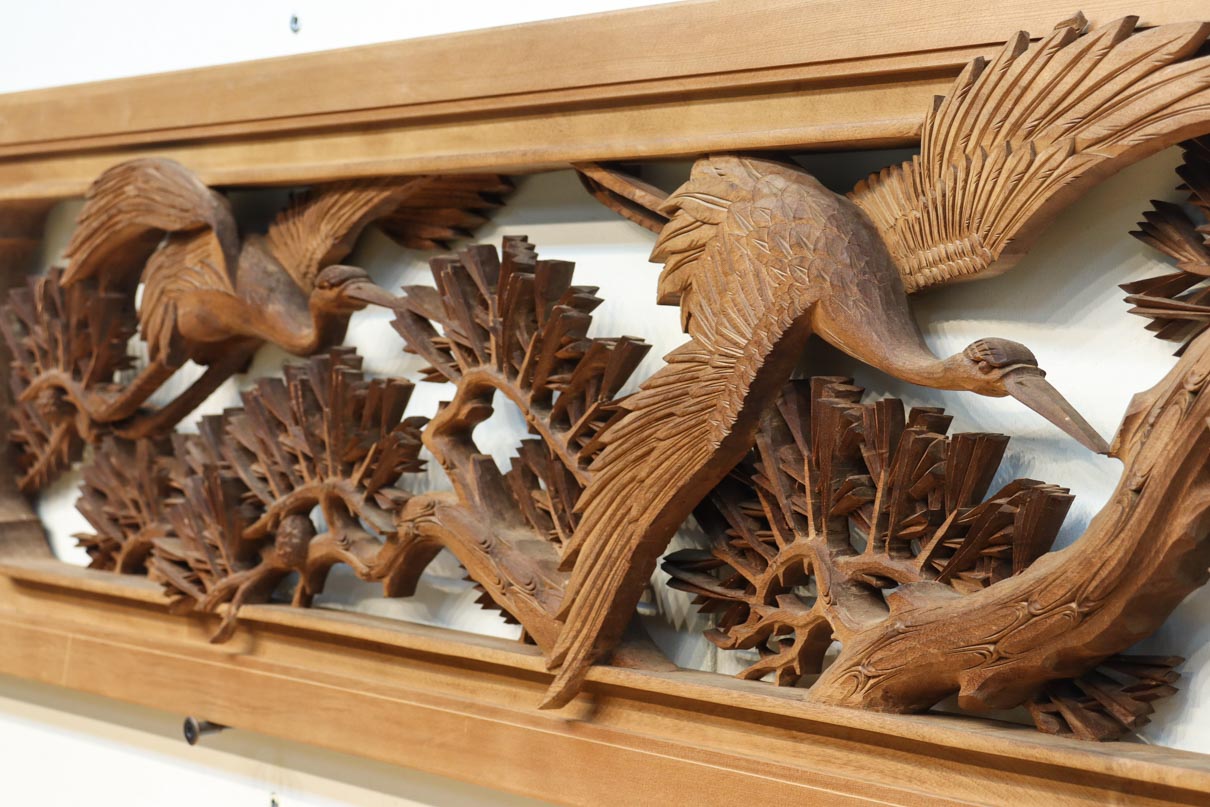 見事な枝ぶりの松と飛翔する鶴の美しい姿を描いた彫刻欄間　EZ2937　在庫1枚