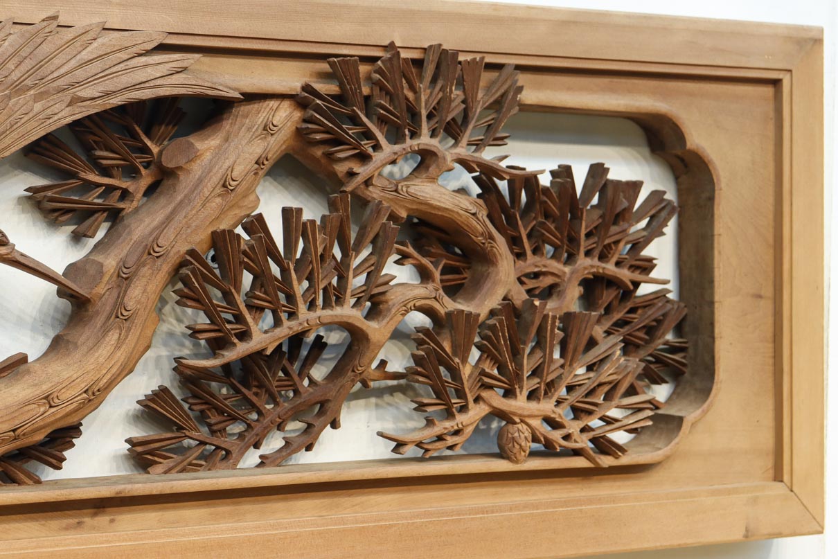 見事な枝ぶりの松と飛翔する鶴の美しい姿を描いた彫刻欄間　EZ2937　在庫1枚