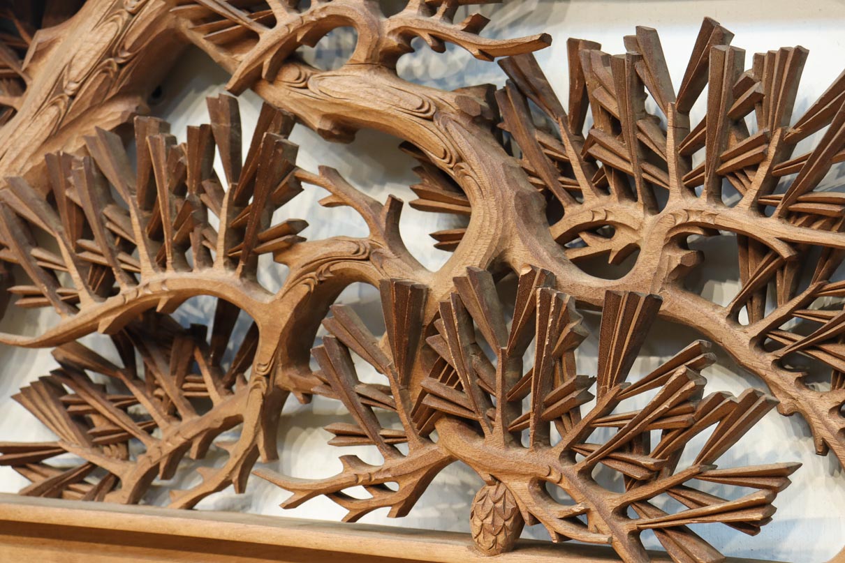 見事な枝ぶりの松と飛翔する鶴の美しい姿を描いた彫刻欄間　EZ2937　在庫1枚