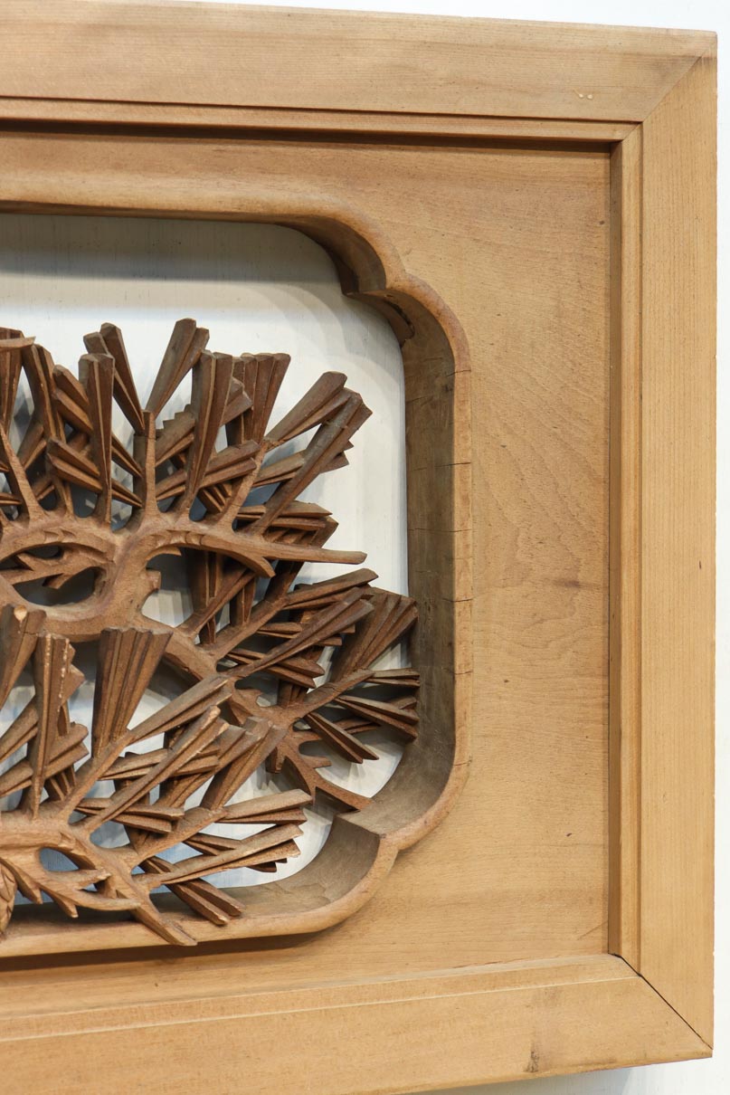 見事な枝ぶりの松と飛翔する鶴の美しい姿を描いた彫刻欄間　EZ2937　在庫1枚