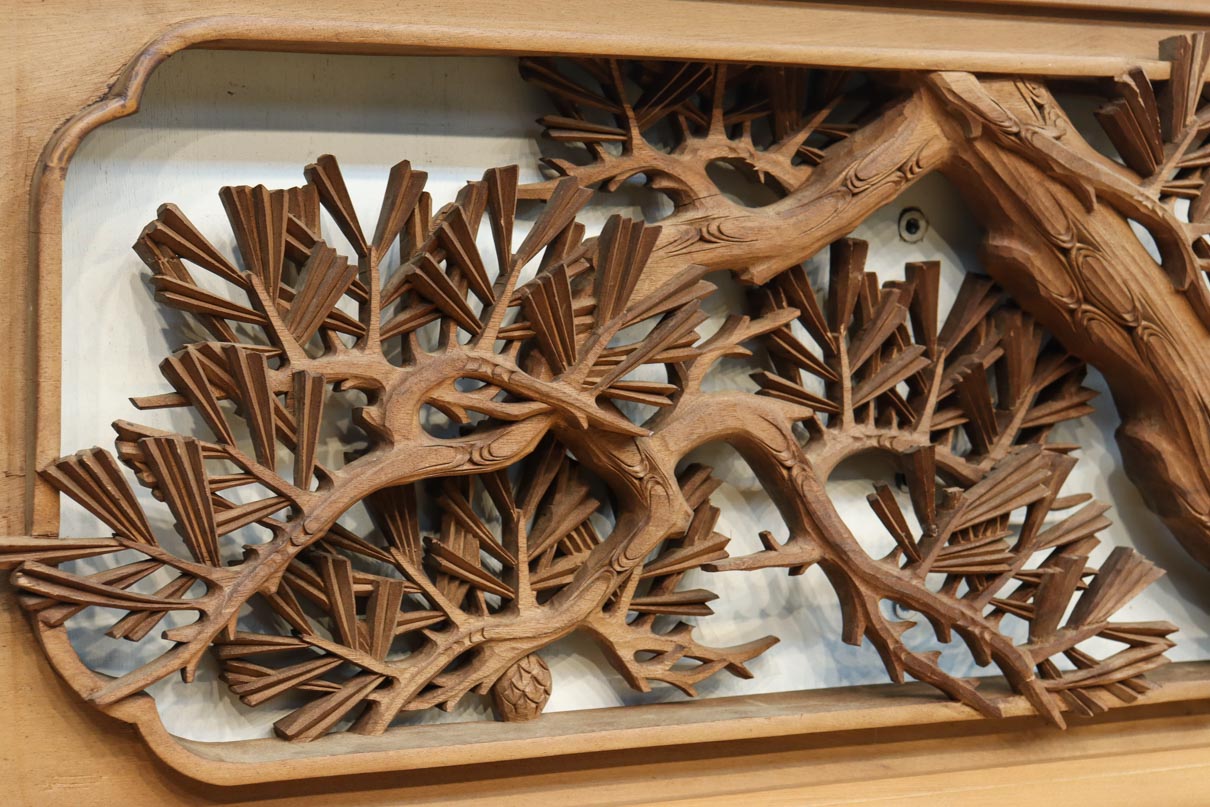 見事な枝ぶりの松と飛翔する鶴の美しい姿を描いた彫刻欄間　EZ2937　在庫1枚