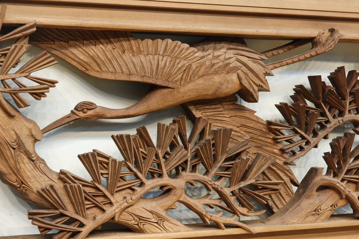 見事な枝ぶりの松と飛翔する鶴の美しい姿を描いた彫刻欄間　EZ2937　在庫1枚