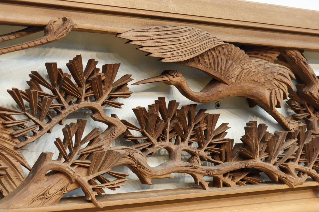 見事な枝ぶりの松と飛翔する鶴の美しい姿を描いた彫刻欄間　EZ2937　在庫1枚