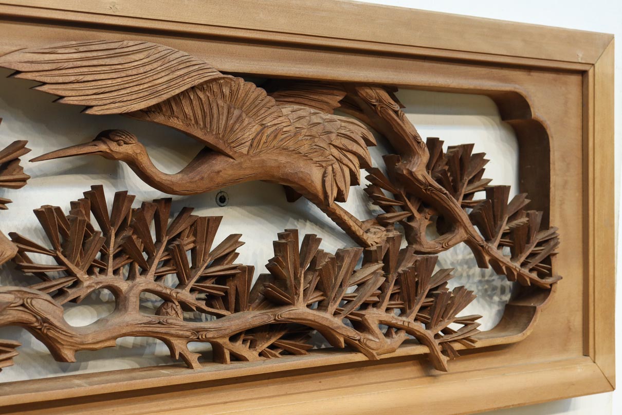 見事な枝ぶりの松と飛翔する鶴の美しい姿を描いた彫刻欄間　EZ2937　在庫1枚