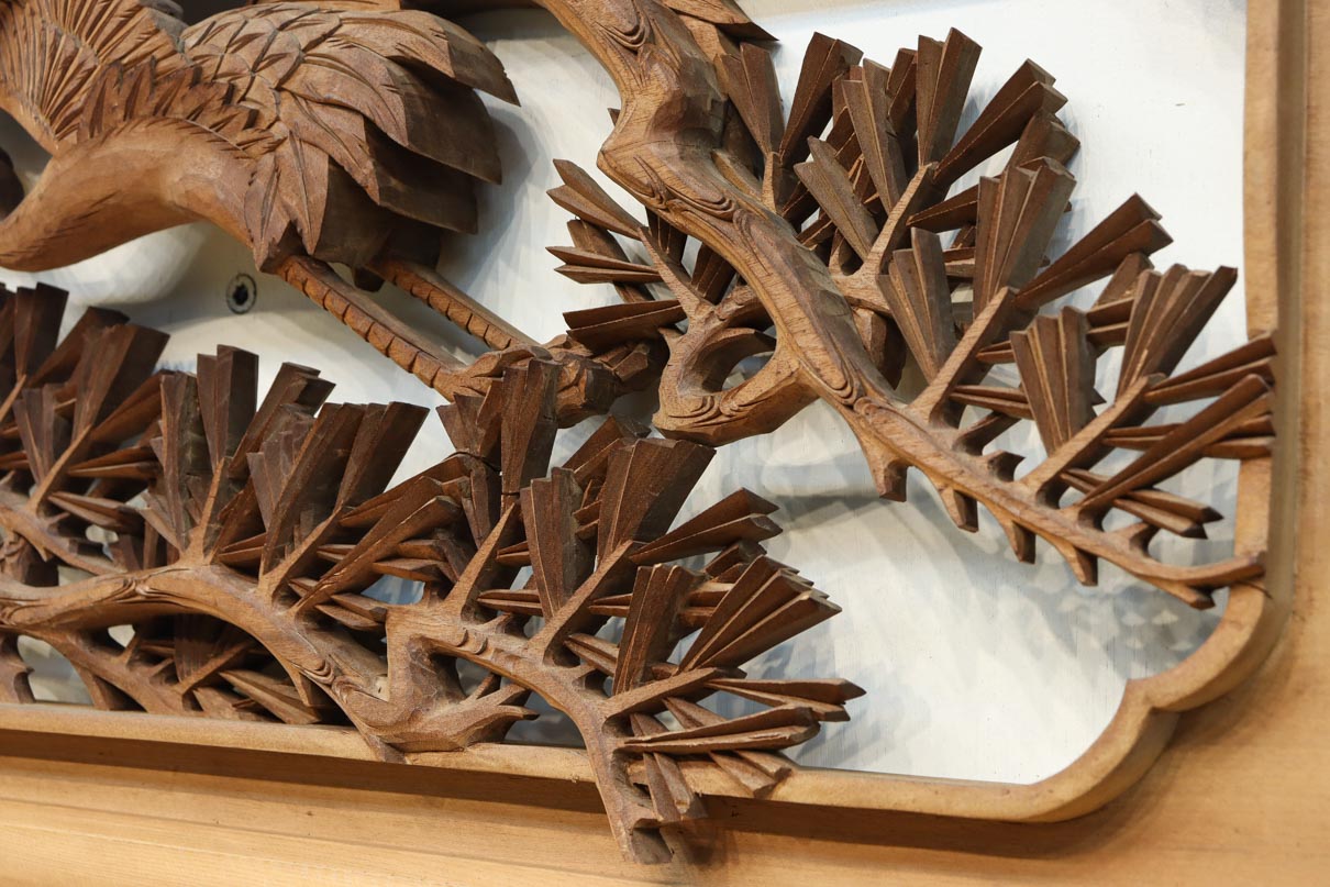 見事な枝ぶりの松と飛翔する鶴の美しい姿を描いた彫刻欄間　EZ2937　在庫1枚