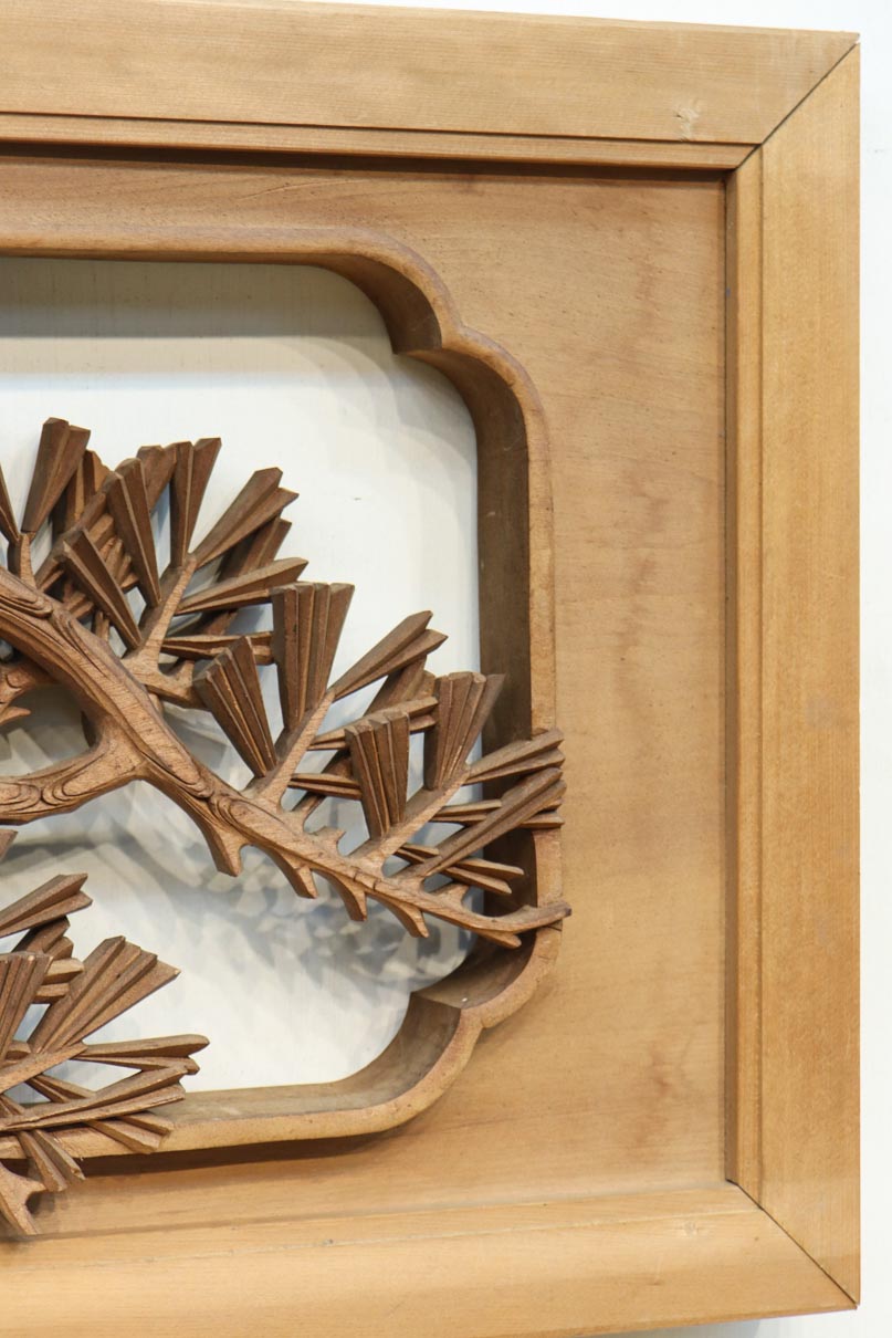 見事な枝ぶりの松と飛翔する鶴の美しい姿を描いた彫刻欄間　EZ2937　在庫1枚