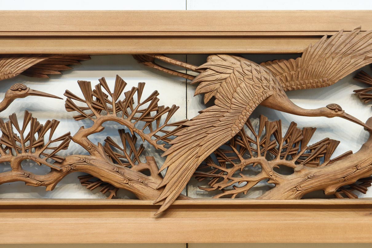 見事な枝ぶりの松と飛翔する鶴の美しい姿を描いた彫刻欄間　EZ2937　在庫1枚