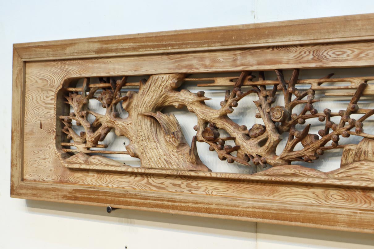 幅2510ミリ！！ 縁起物の松竹梅を大らかに描いた長尺彫刻欄間　EZ2938