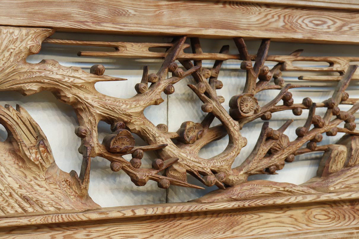 幅2510ミリ！！ 縁起物の松竹梅を大らかに描いた長尺彫刻欄間　EZ2938