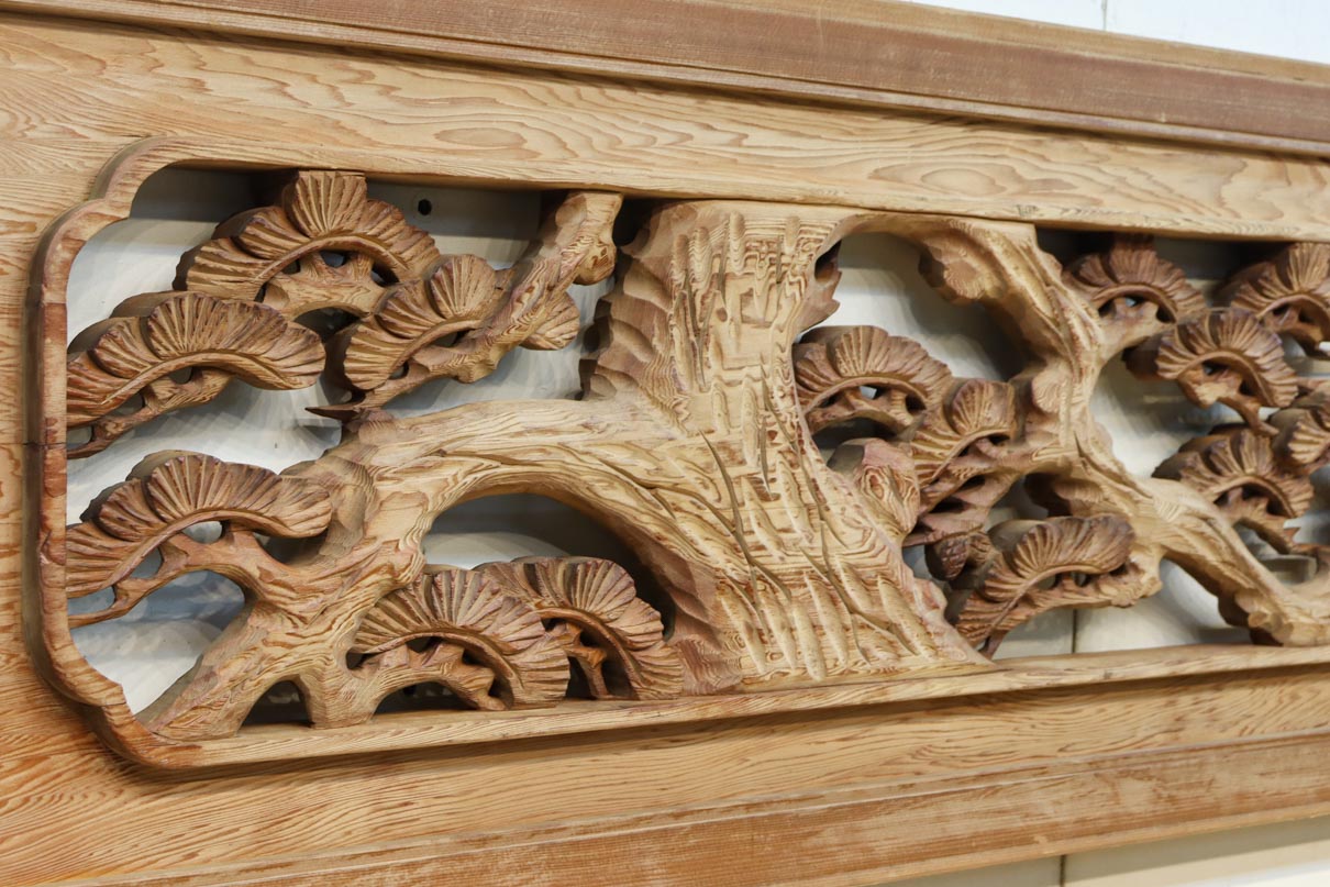 幅2510ミリ！！ 縁起物の松竹梅を大らかに描いた長尺彫刻欄間　EZ2938