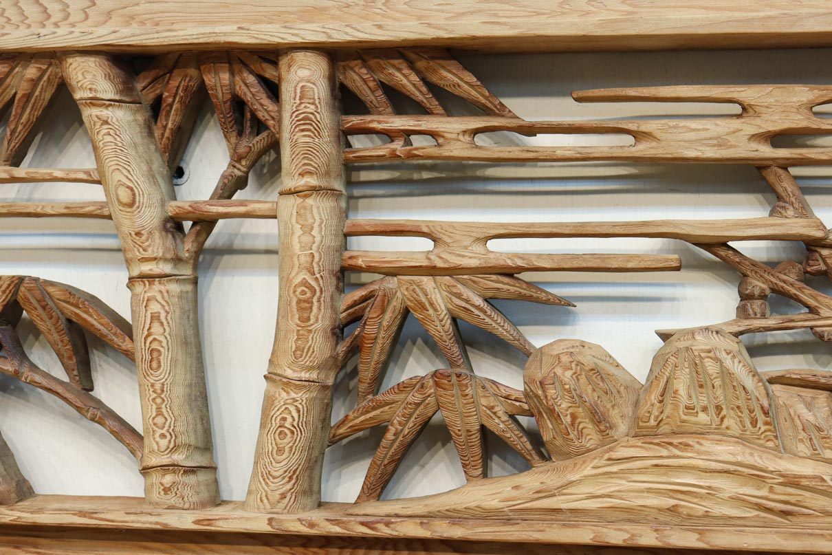 幅2510ミリ！！ 縁起物の松竹梅を大らかに描いた長尺彫刻欄間　EZ2938