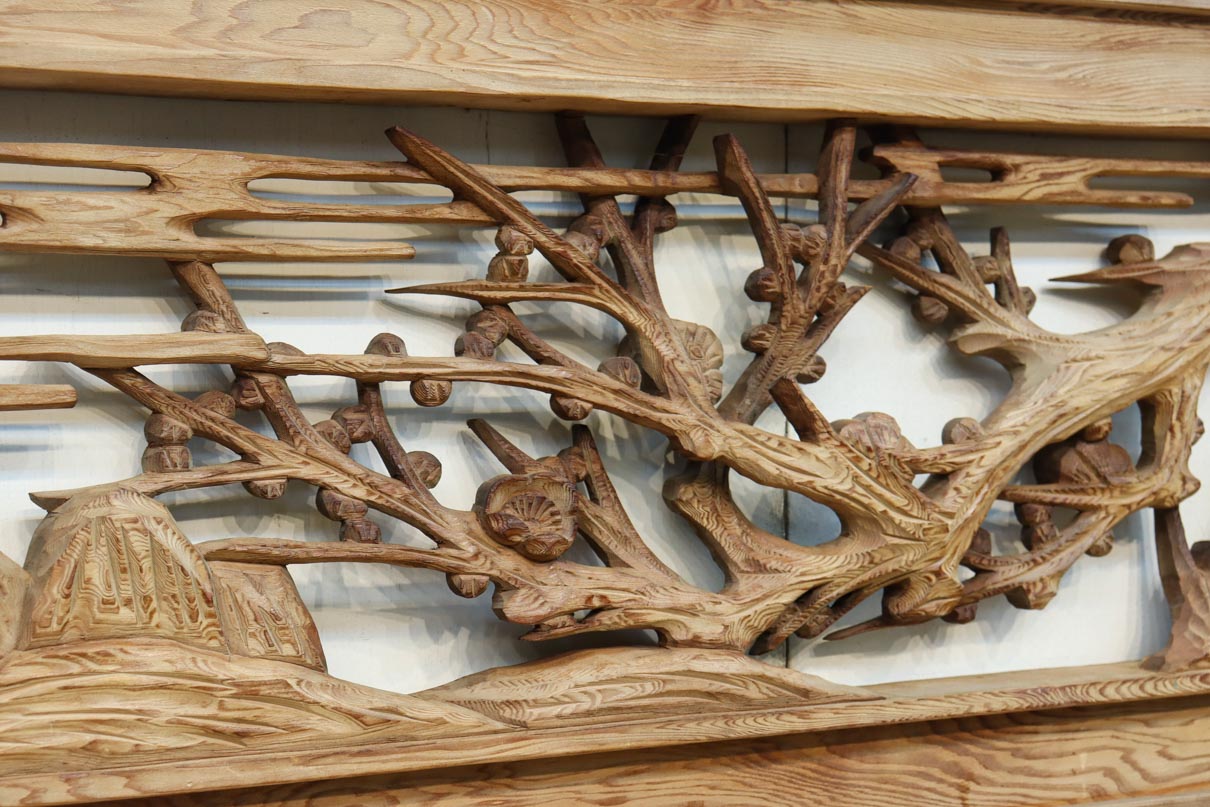 幅2510ミリ！！ 縁起物の松竹梅を大らかに描いた長尺彫刻欄間　EZ2938