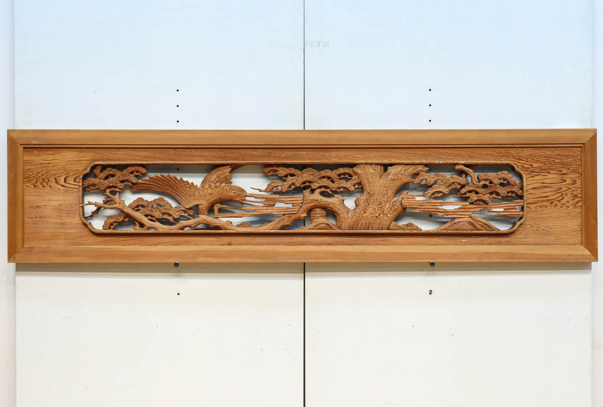 鶴亀と松が揃う縁起良い風景画を描く深彫り彫刻欄間 EZ2942a 在庫1枚