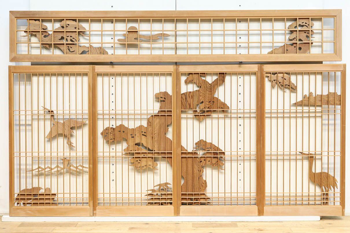 縁起物の鶴亀と松の彫刻を設えて上品な面持ちの稀少サイズ欄間・書院