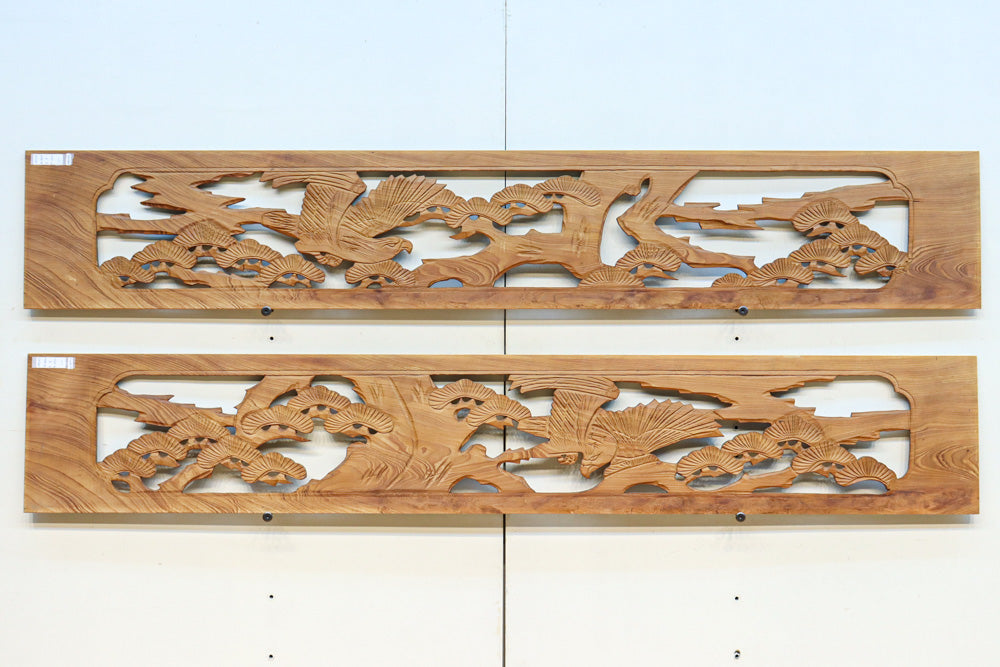 古色の色づき具合が味わい深い松鷹を描いた彫刻欄間素材　EZ3069ab　在庫(a:1 b:1)枚