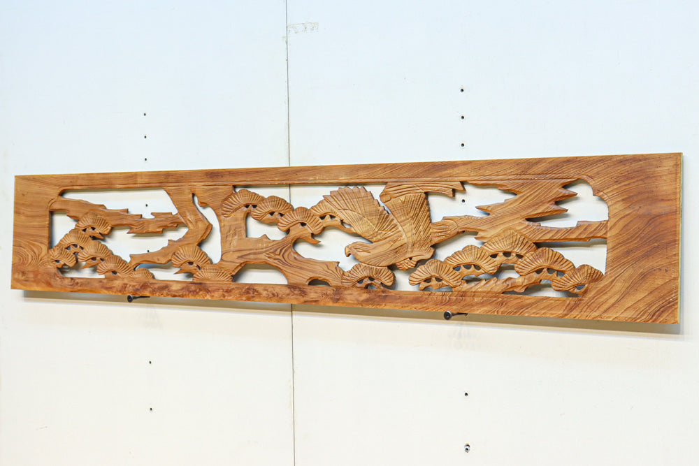 古色の色づき具合が味わい深い松鷹を描いた彫刻欄間素材　EZ3069ab　在庫(a:1 b:1)枚