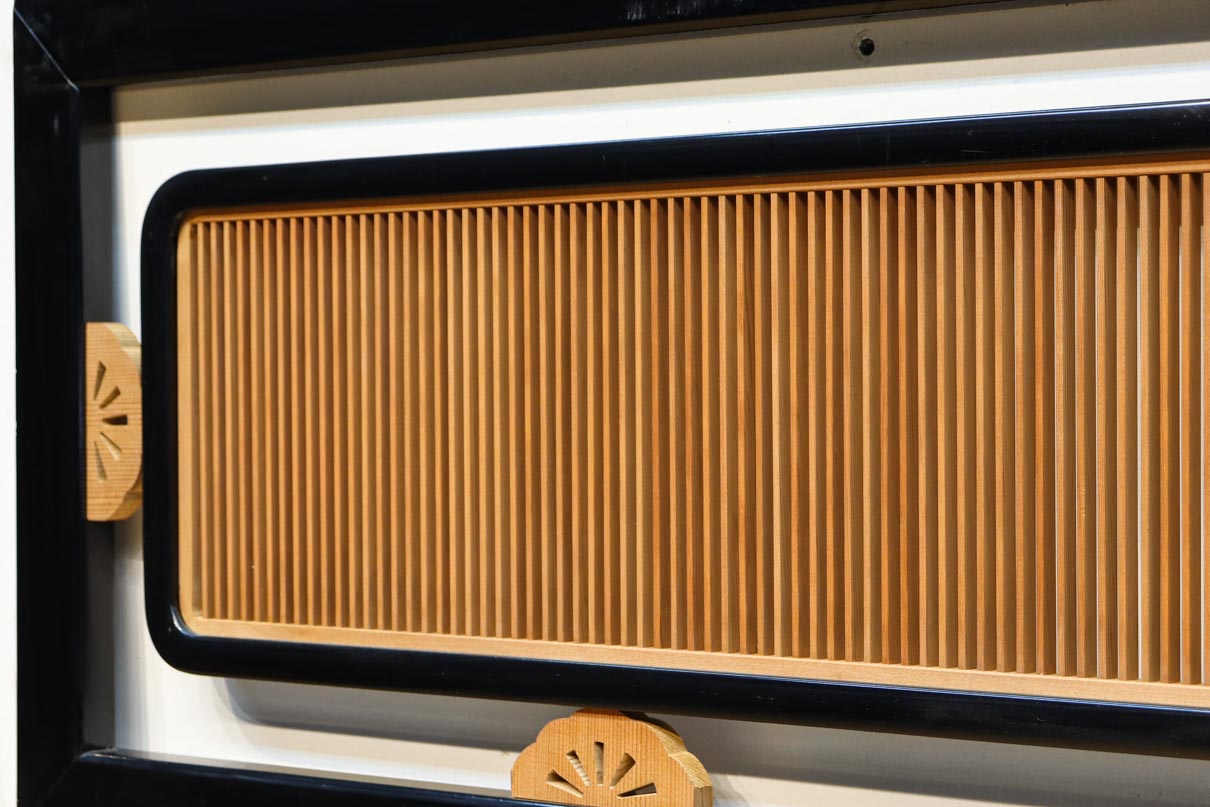 艶やかな黒枠と木地色のコントラストが上品な眺めの縦繁欄間　EZ3084ab　在庫(a:1 b:1)枚