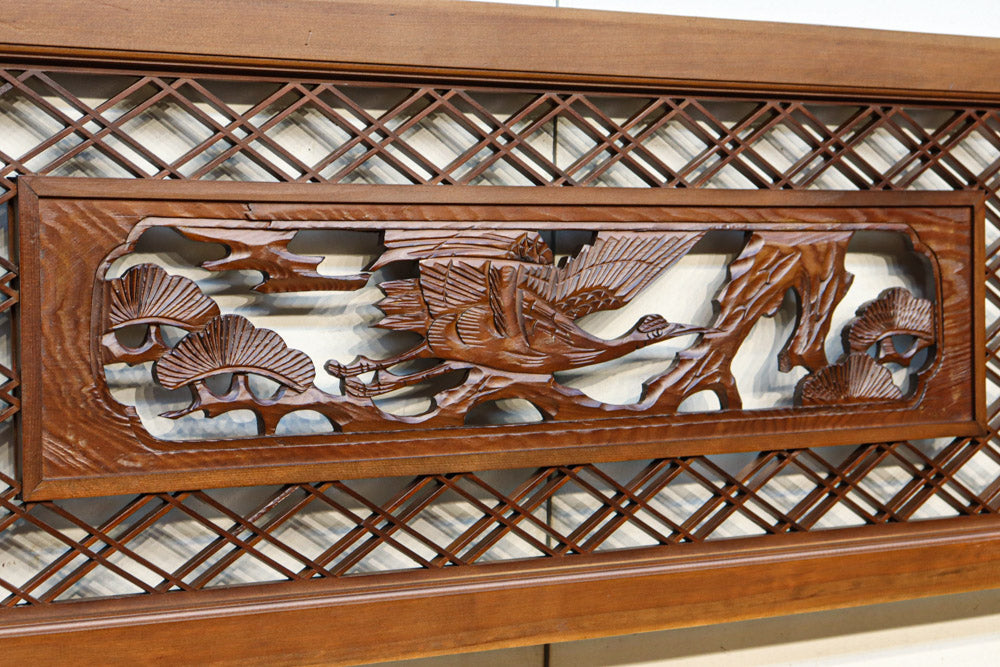 幅1268ミリ 窓絵に鶴と松の彫刻装飾が浮かぶ二重菱格子の中型欄間　EZ3091ab　在庫(a:1 b:1)枚