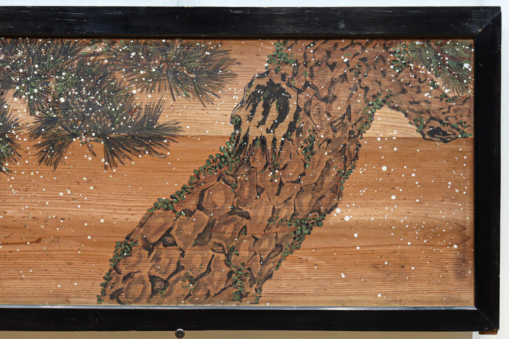眼光鋭い鷹が松の木に佇む風景を描いた上質感漂う板絵欄間　EZ3107ab　在庫2枚一組