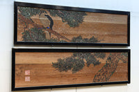 眼光鋭い鷹が松の木に佇む風景を描いた上質感漂う板絵欄間　EZ3107ab　在庫2枚一組