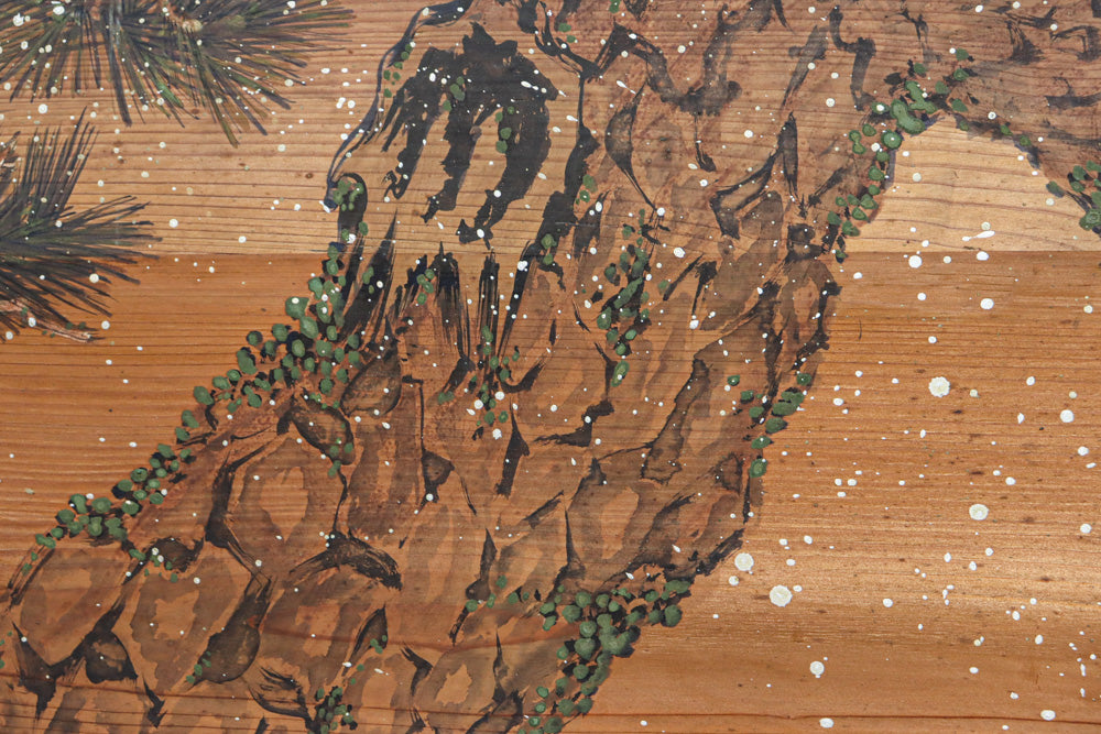 眼光鋭い鷹が松の木に佇む風景を描いた上質感漂う板絵欄間　EZ3107ab　在庫2枚一組