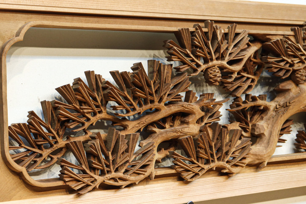 松竹梅を迫力ある彫刻で描いた深堀り彫刻欄間　EZ3112ab　在庫(a:1 b:1)枚